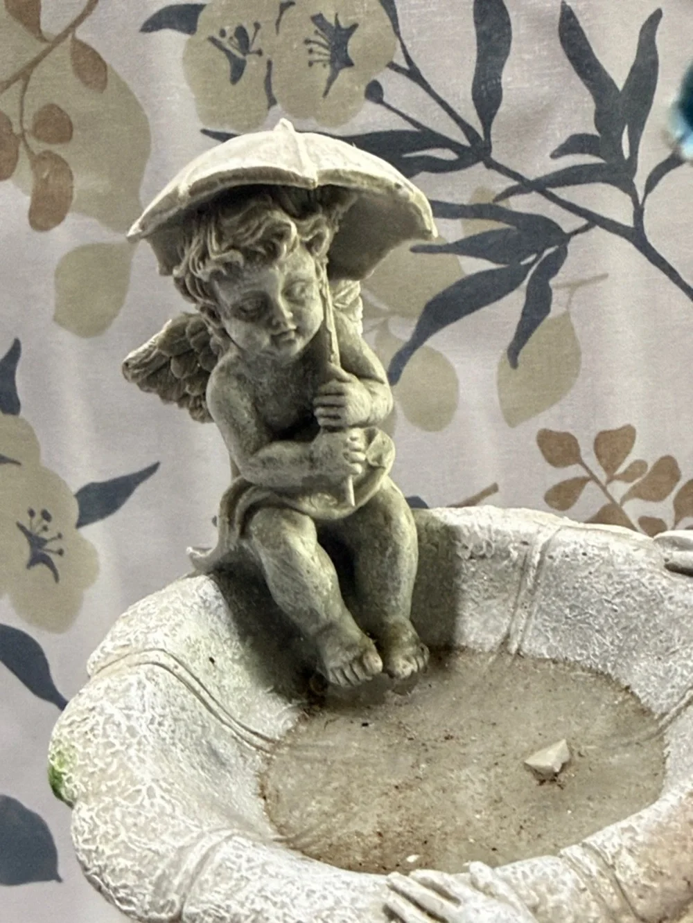 Angel Garden Statue Bird Bath with baby angel and LED - Picture 3 of 7